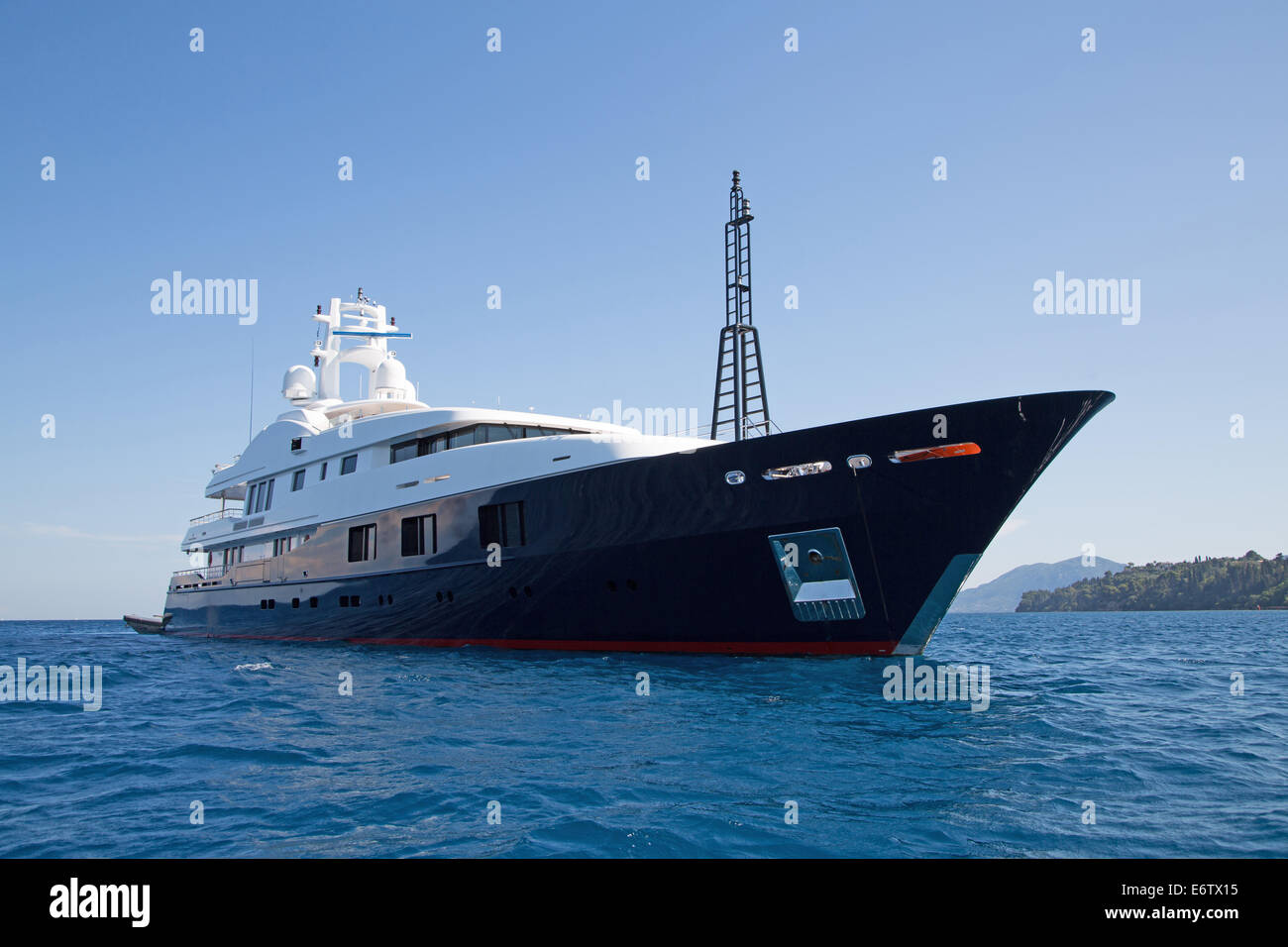 Luxus groß Super oder Mega-Motoryacht im blauen Ozean. Stockfoto