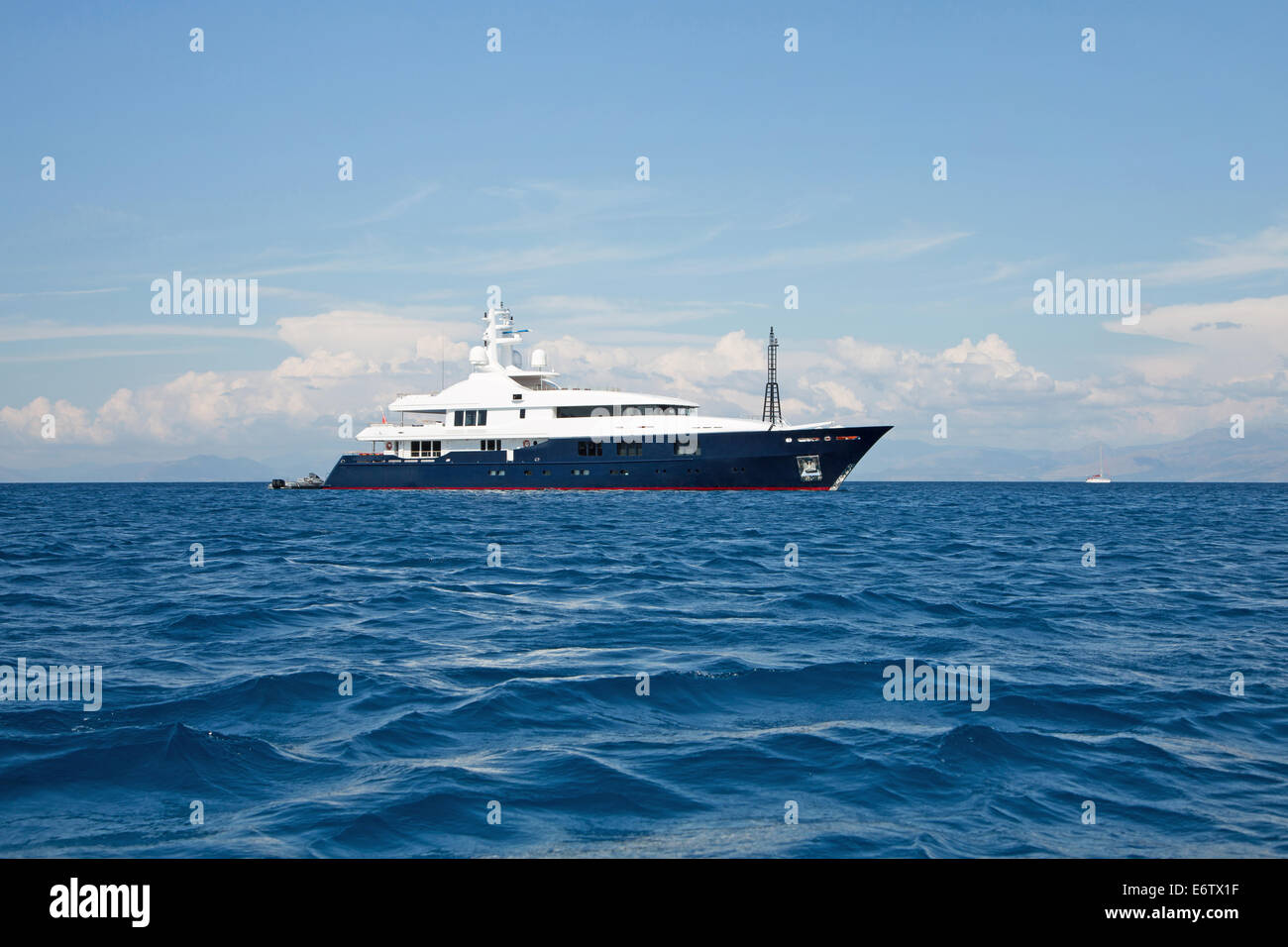 Luxus groß Super oder Mega-Motoryacht im blauen Ozean. Stockfoto