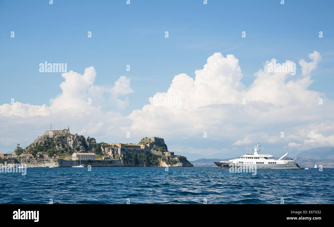 Landschaft: Luxus groß Super oder Mega-Motoryacht auf Anker in Korfu - Griechenland. Stockfoto