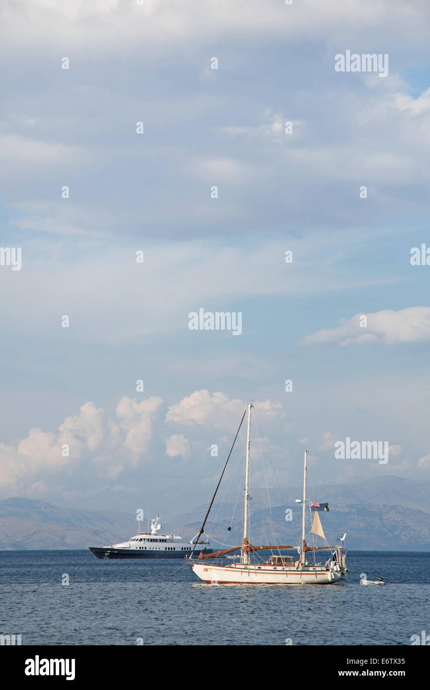 Blauem Wasser und Himmel Hintergrund auf das Meer mit Segelbooten im Urlaub. Stockfoto