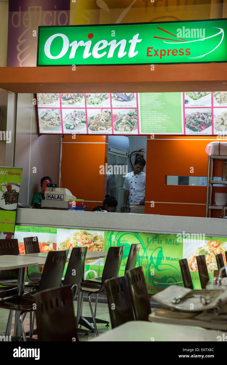 Yogyakarta, Java, Indonesien.  Ambarrukmo Shopping Mall.  Chinesisches Restaurant bietet Halal-Fleisch in der Food-Court. Stockfoto