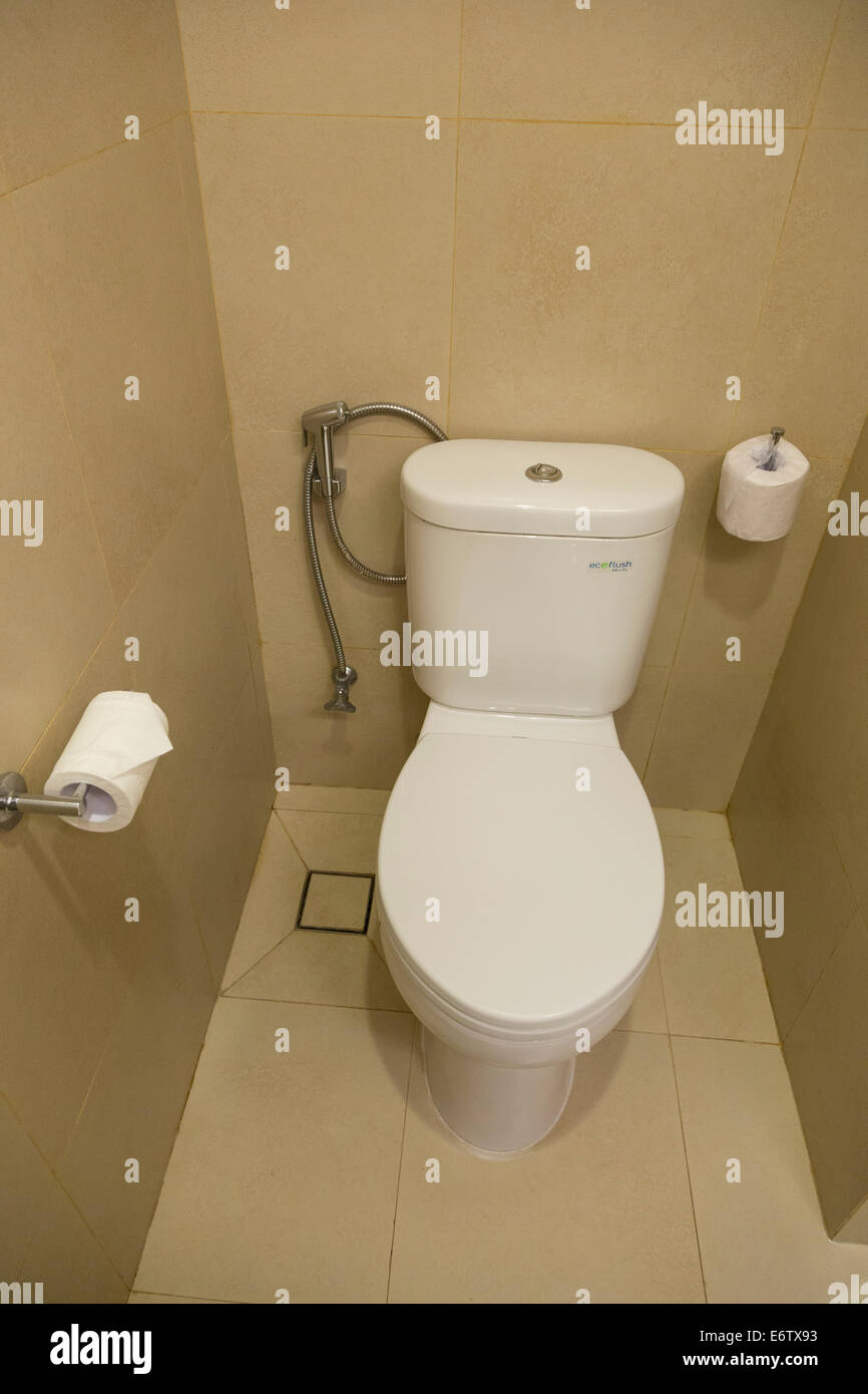 Yogyakarta, Indonesien.  Toilette mit Papier für Western Benutzer oder Wasserschlauch für nicht-westlichen (islamische, asiatisch, Dritte Welt) Benutzer. Stockfoto