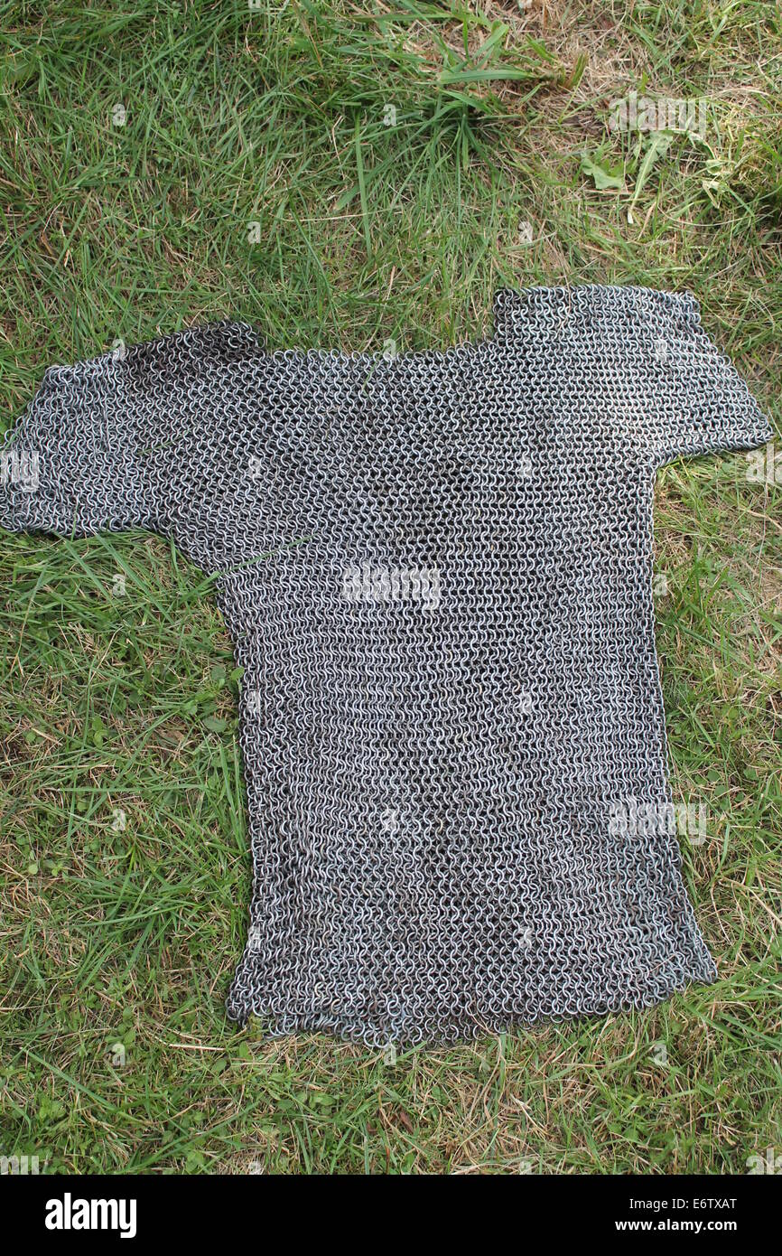 starke Stahlplatte für mittelalterliche Ritter lag auf grünen Rasen warten Ritter Turnier sparen Stockfoto