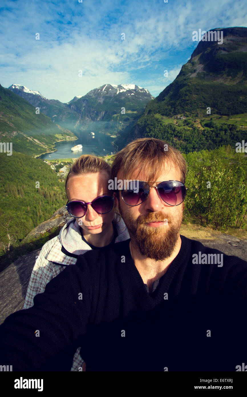 Brautpaar Flitterwochen Urlaub in Norwegen. Foto in den Bergen in der Nähe des Sees. Instagram. Stockfoto