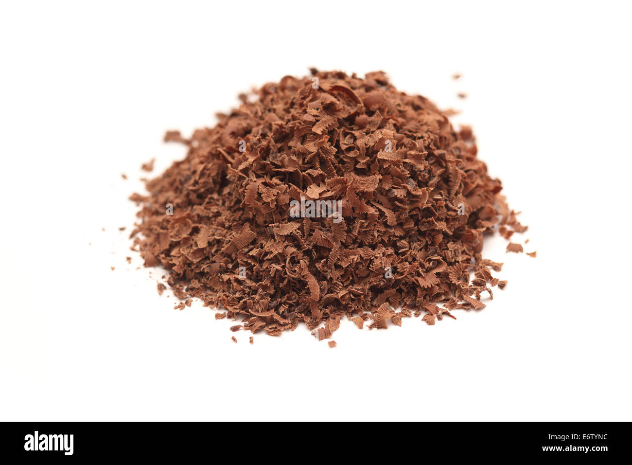 Geriebene Schokolade Heap. Weißen Hintergrund. Stockfoto