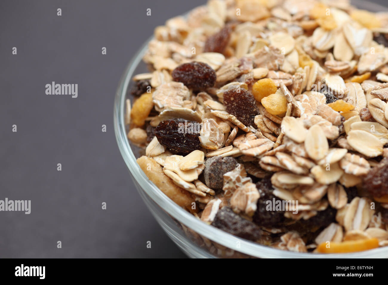 Müsli in eine Glasschüssel. Schwarzer Hintergrund. Closeup. Stockfoto