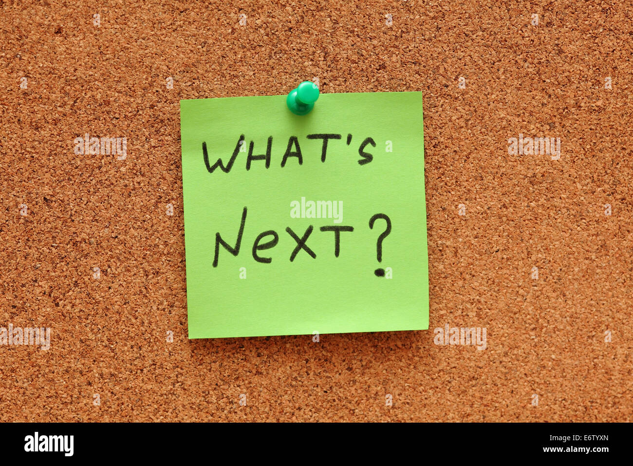 Grün, Post-It Note sagen "Was kommt als nächstes?" auf Pinnwand (Bulletin Board). Close-up. Stockfoto