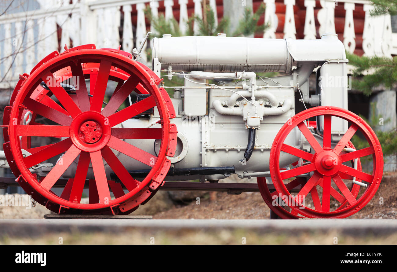 Seitenansicht des alten weißen Traktor mit roten Rädern Stockfoto