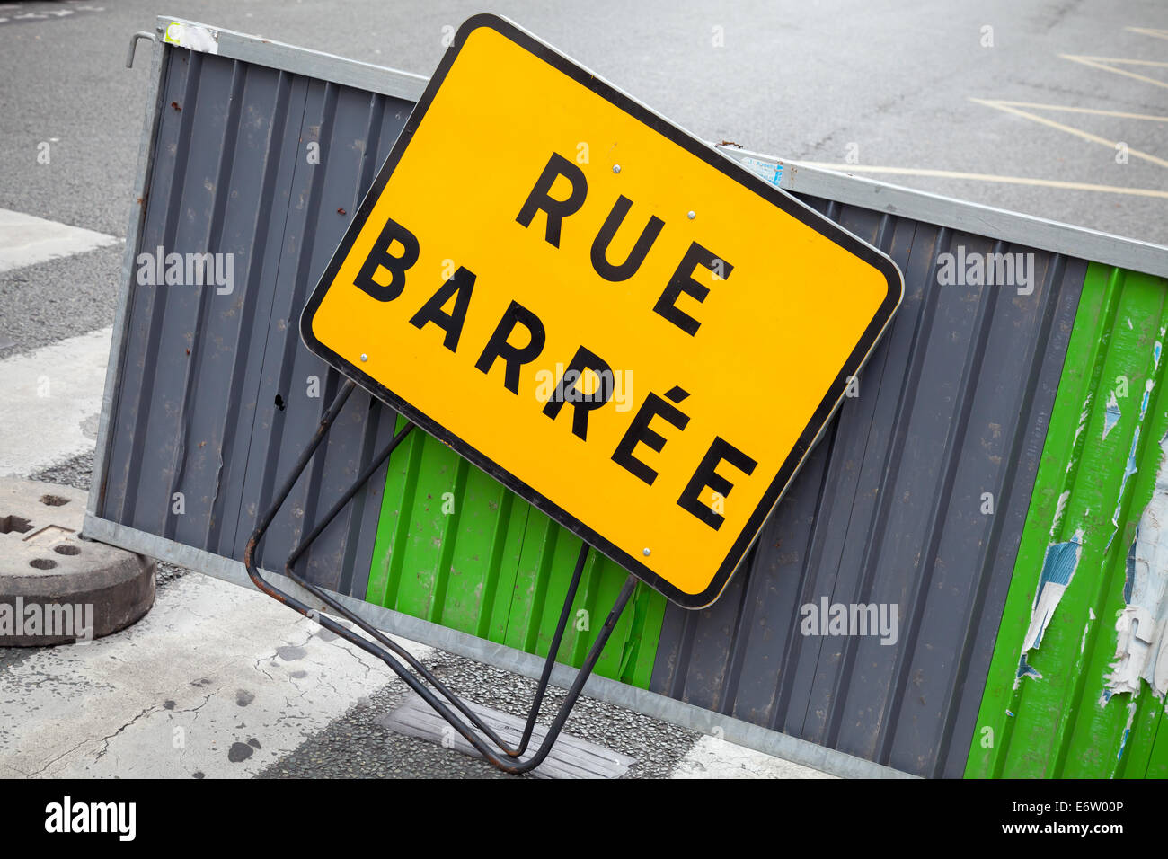 Französische Straße-Barriere mit geschlossenen Straße roadsign Stockfoto