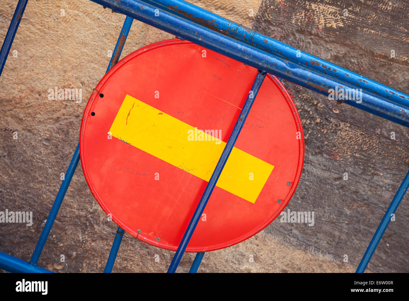 Runde rote Schild No Entry auf blau Straße Barriere Stockfoto