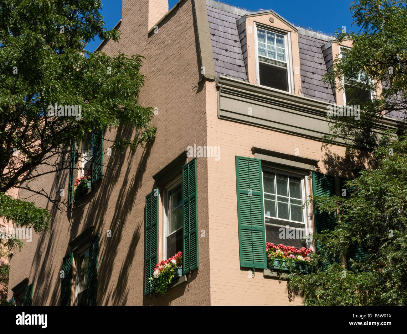 Historisches Haus mit grünen Fensterläden, Prince Street, SoHo, NYCUSA Stockfoto