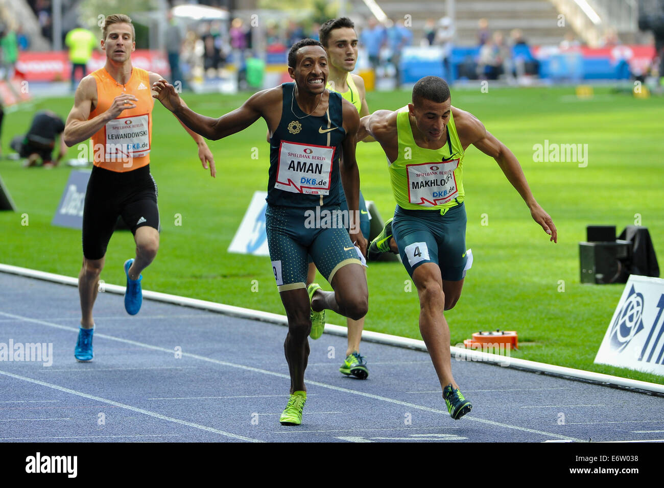 Berlin, Deutschland. 31. August 2014. ISTAF-2014, Leichtathletik-Veranstaltungen, Olympiastadion, Mohammes Aman gewinnt 800m-Lauf, richtige Taoufik Makhloufi (ALG) Credit: Burghard Schreyer/Alamy Live News Stockfoto