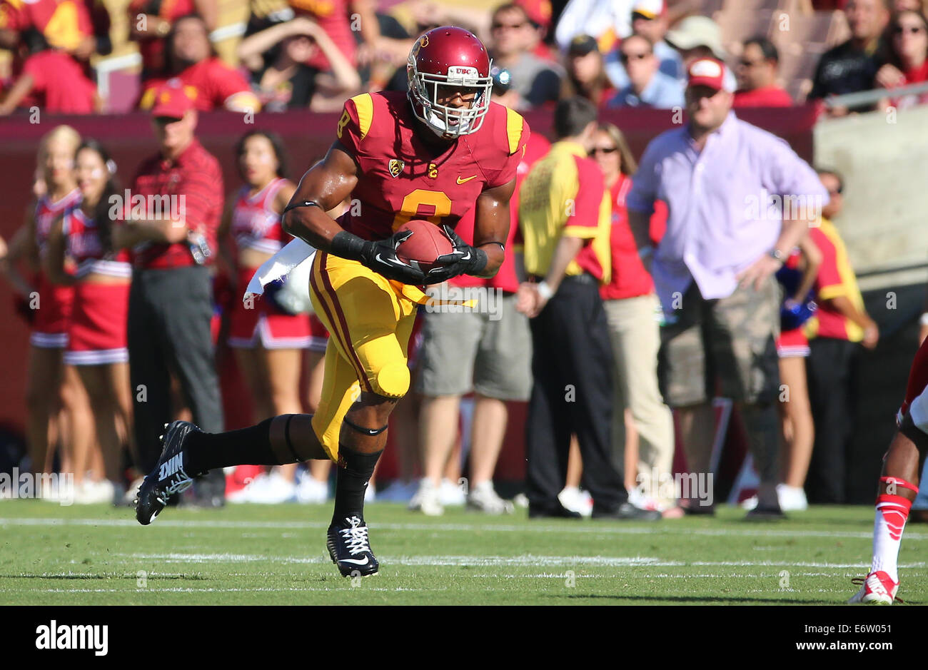 Los Angeles, CA, d. h. USA. 30. August 2014. 30. August 2014: Fresno State Bulldogs und USC Trojans, das Kolosseum in Los Angeles, CA. Empfänger George Farmer #8 findet einige laufende Platz nach Erhalt einen Pass von Cody Kessler. Bildnachweis: Peter Joneleit/ZUMA Wire/ZUMAPRESS.com/Alamy Live-Nachrichten Stockfoto