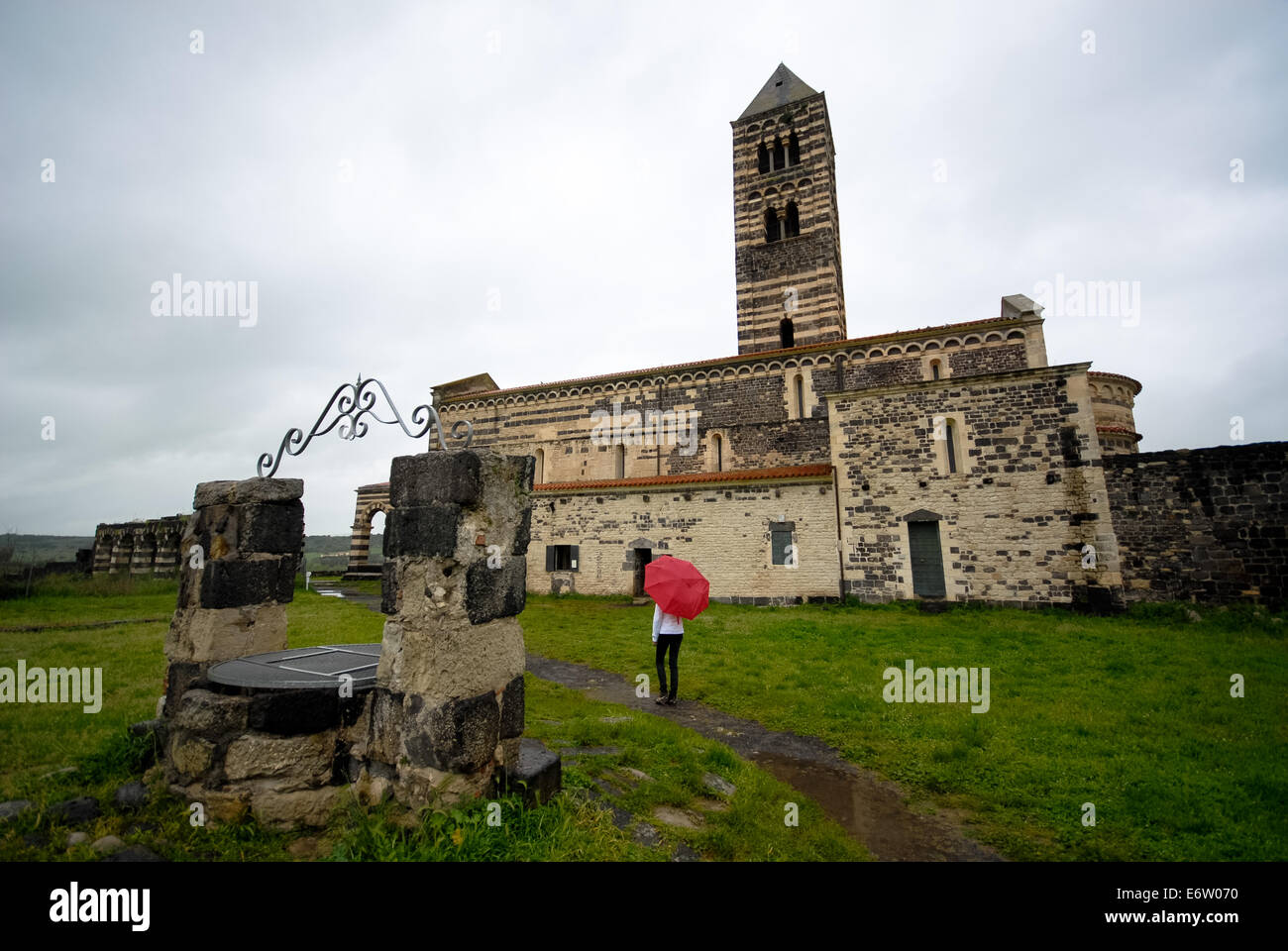 die berühmte mittelalterliche romanische Kirche von Saccargia auf Sardinien in Italien Stockfoto
