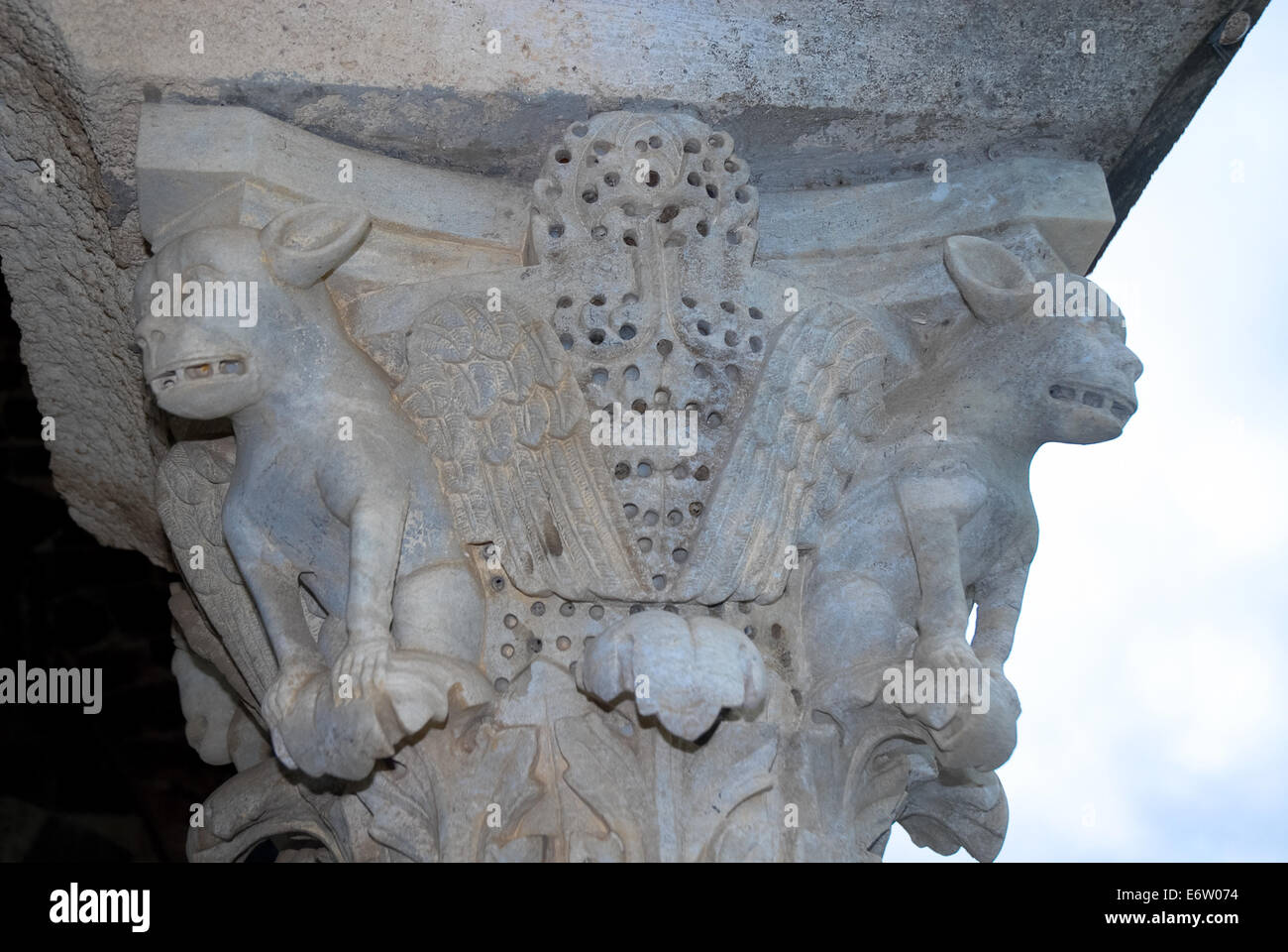 die berühmte mittelalterliche romanische Kirche von Saccargia auf Sardinien in Italien Stockfoto