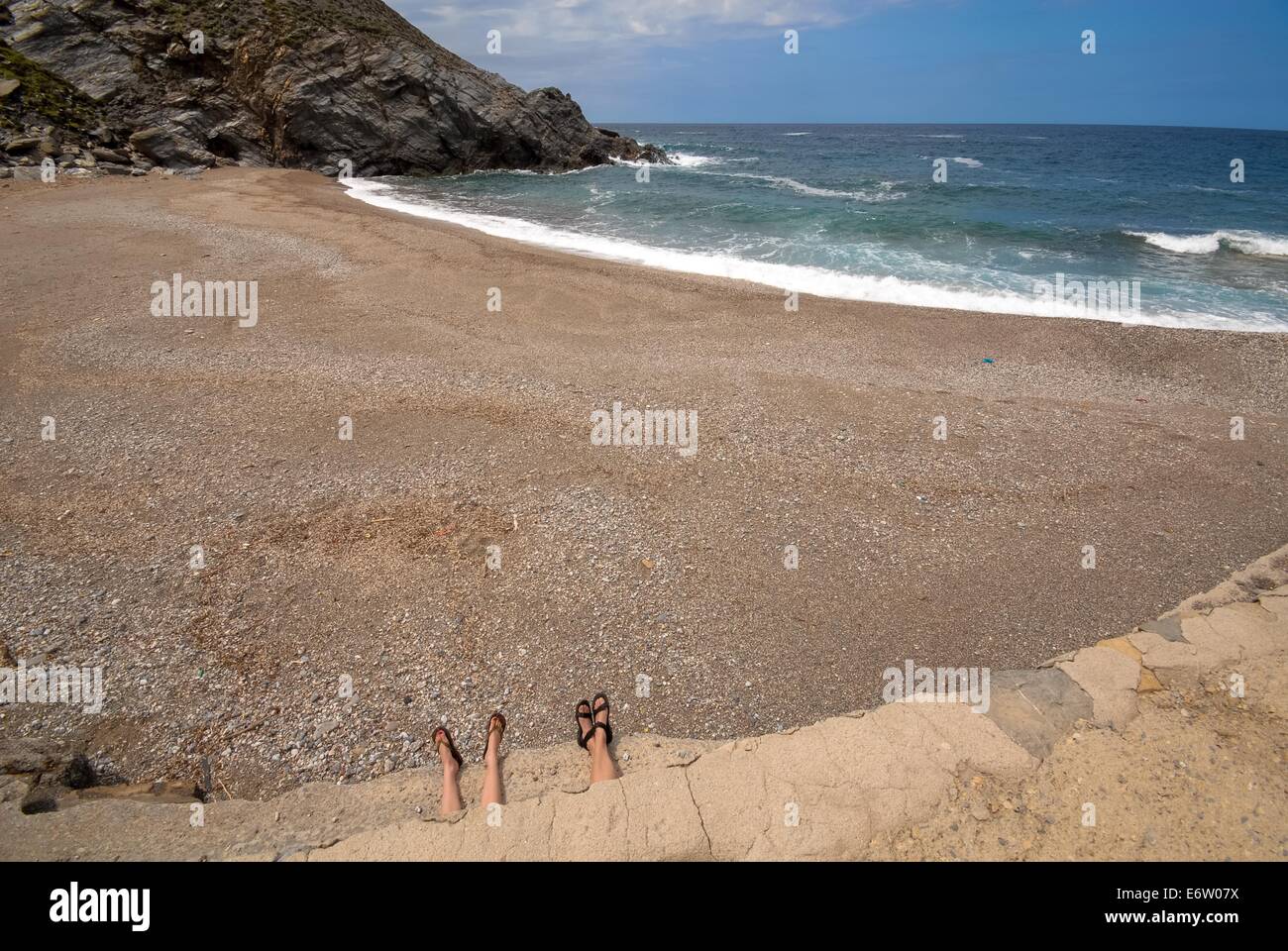 zwei Paar Füße am Strand von Argentiera auf Sardinien in Italien Stockfoto