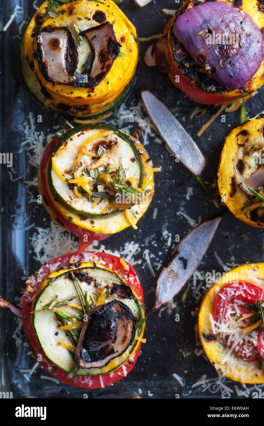 Frisches Gemüse aus dem Garten gegrillt in Rainbow towers Stockfoto