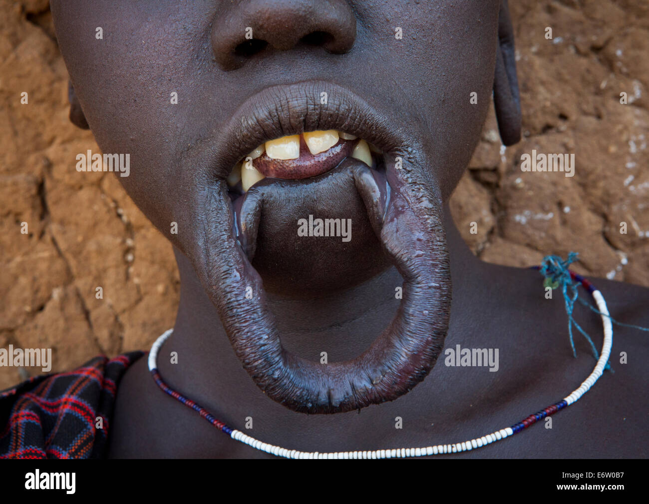 Mursi Stamm Frau ohne Mundlochplatte, Hagel Wuha Dorf, Äthiopien Stockfoto