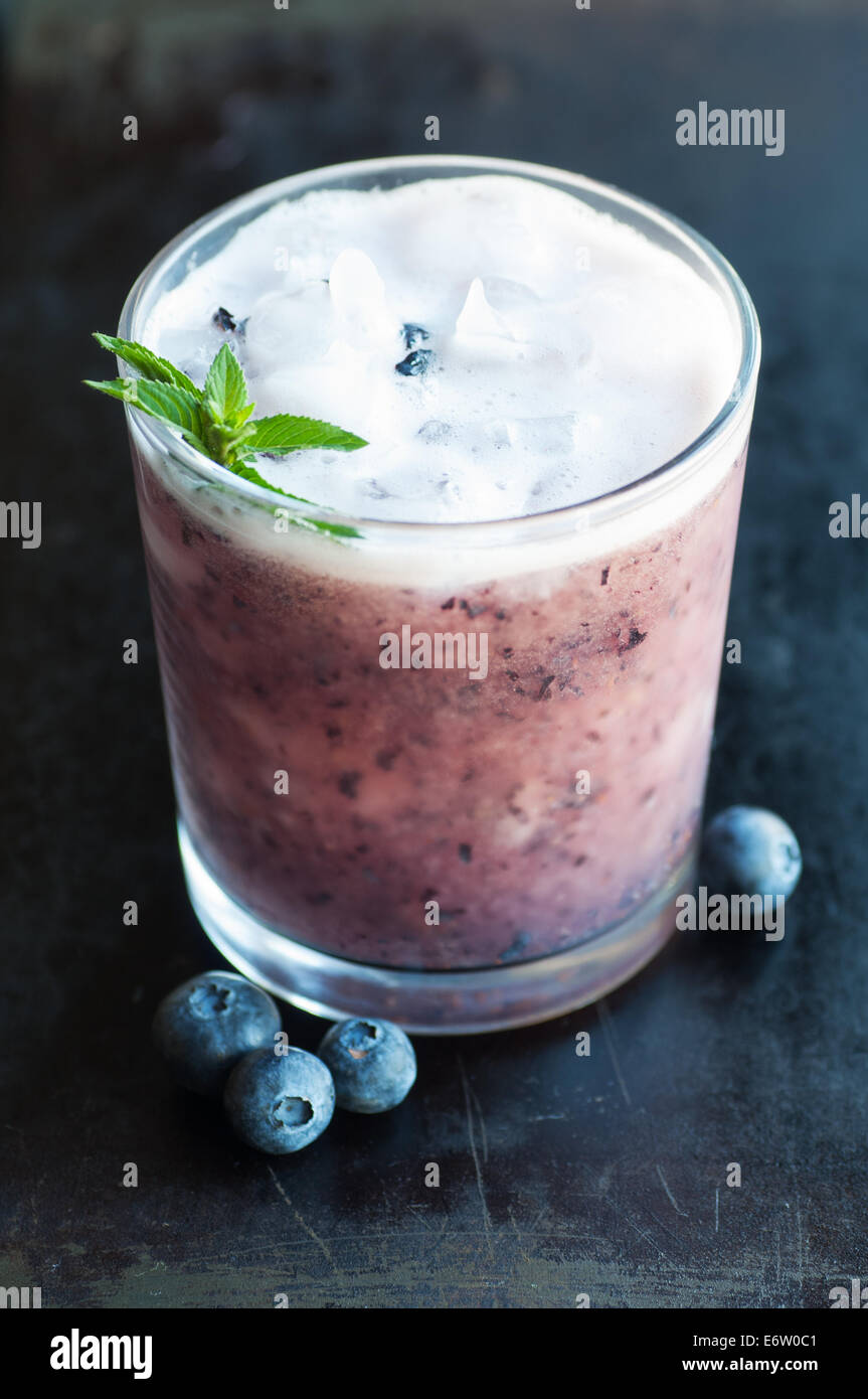 Wodka trinken mit frischen Blaubeeren und Minze Stockfoto