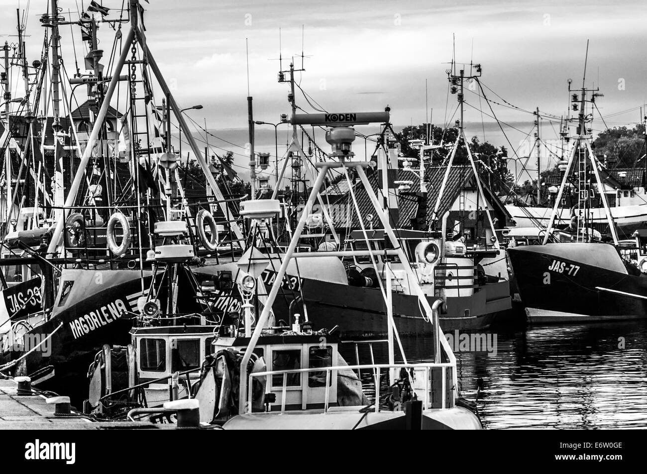 Hafen Sie mit Schiffen, schwarz / weiß Stockfoto