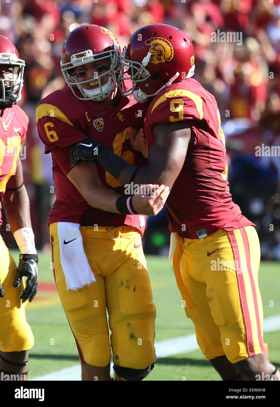 Los Angeles, CA, d. h. USA. 30. August 2014. 30. August 2014: Fresno State Bulldogs und USC Trojans, das Kolosseum in Los Angeles, CA. Cody Kessler #6 und Juju Smith #9 feiern nach Kessler zum Touchdown ausgeführt wird. Bildnachweis: Peter Joneleit/ZUMA Wire/ZUMAPRESS.com/Alamy Live-Nachrichten Stockfoto