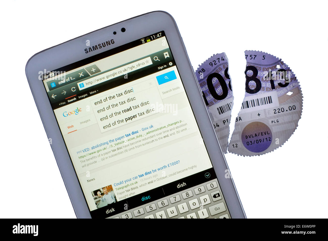 abgelaufene Papier Auto Vignette neben Tablet mit Google-Suche auf Kfz-Steuer zu erneuern aufgerissen Stockfoto