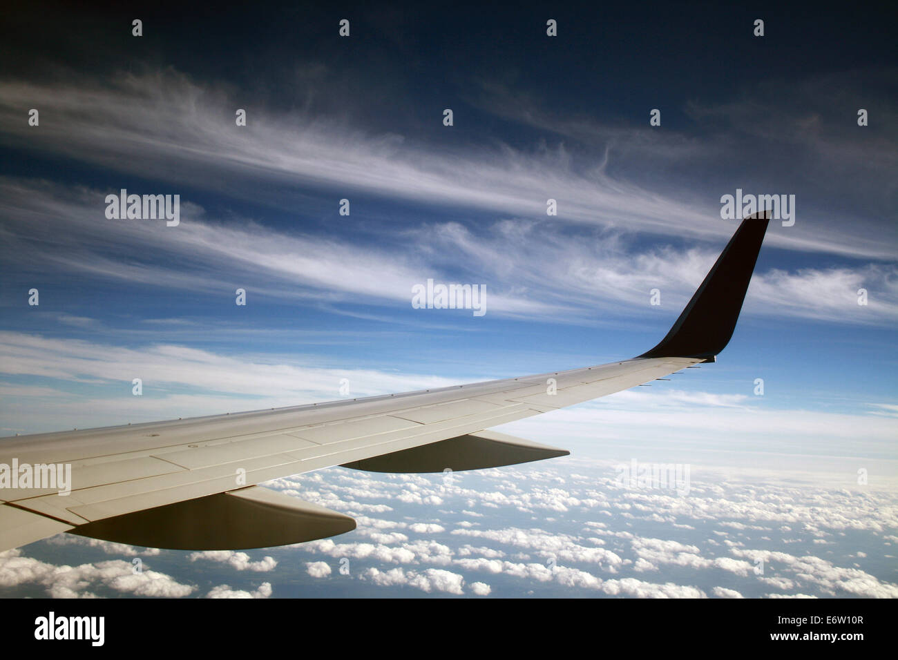 Flugzeugflügel in den Wolken Stockfoto