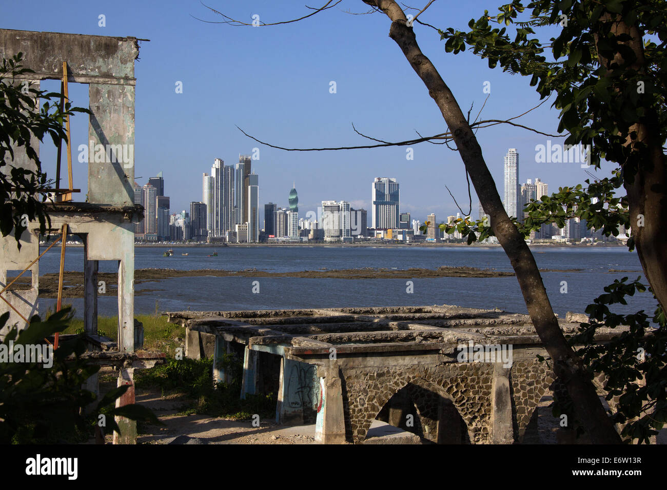 Moderne Skyline von Panama City an einem sonnigen Sommertag von Casco Antiguo Bereich gesehen. Stockfoto