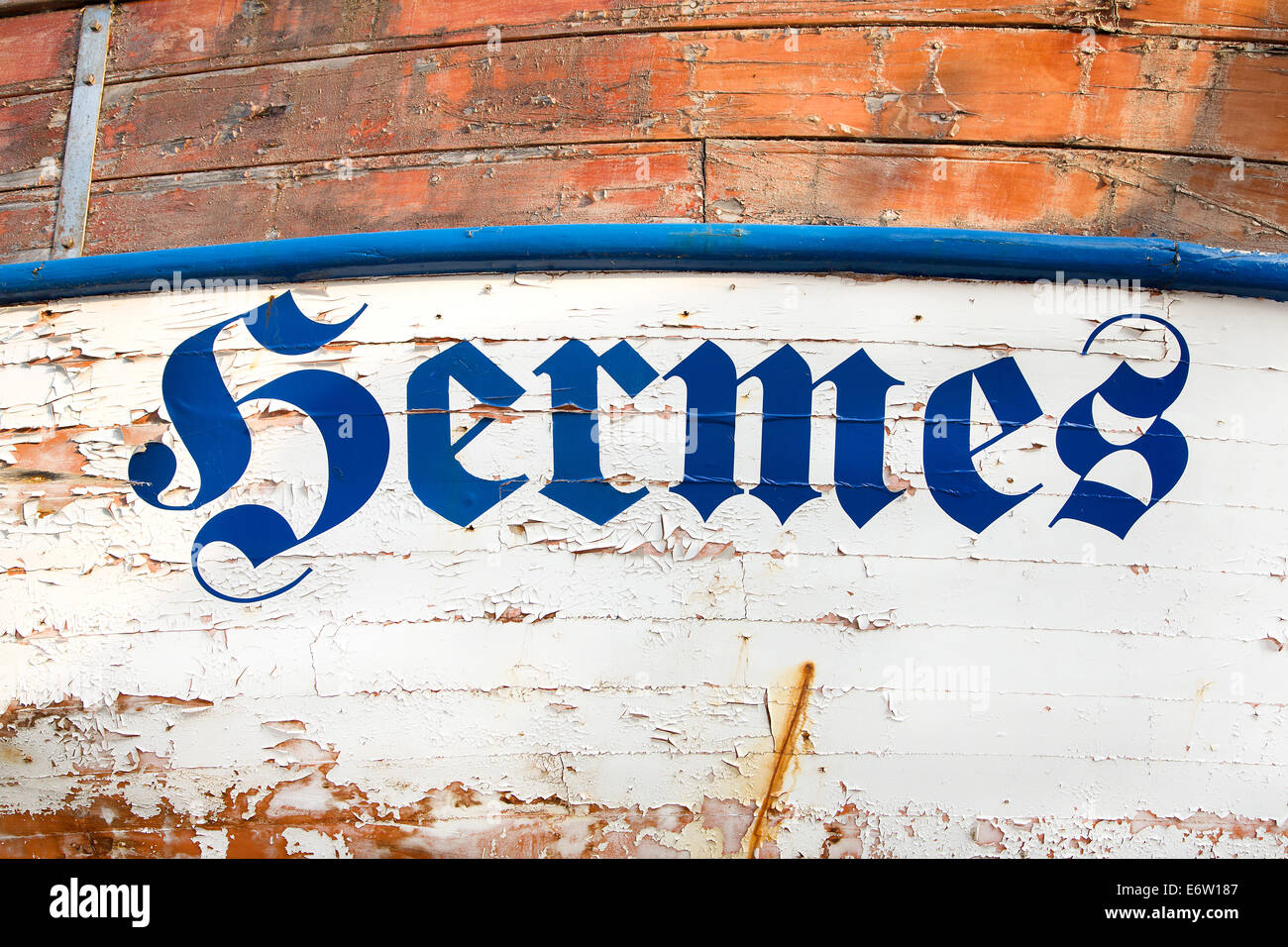 Das Wort oder den Namen "Hermes" auf einem alten hölzernen Schiff in rustikal und shabby chic-Stil. Stockfoto