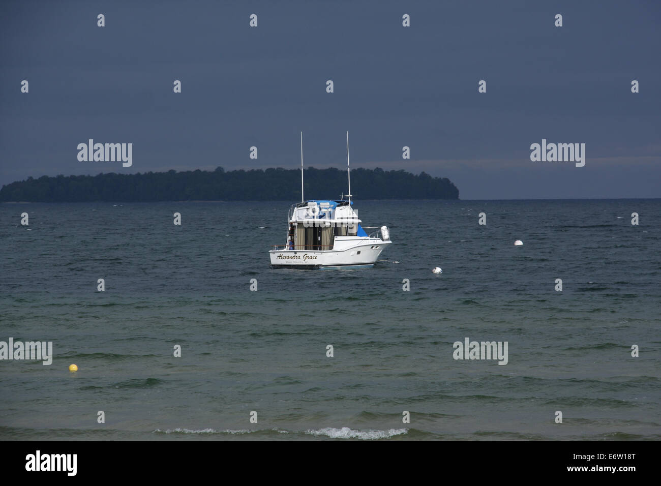 Weiße Kabinenkreuzer auf dunkle, bedrohliche Gewässer Stockfoto