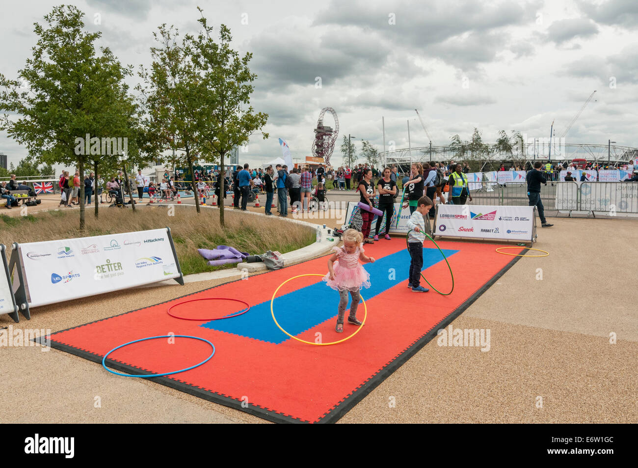 Stratford, London, UK, 30. August 2014.  Der Bürgermeister von London Liberty Festival, Teil des nationalen Paralympischen Tag 2014 bei der Queen Elizabeth Olympic Park präsentiert Behinderung Kunst und integrativen Sport.  Im Bild: Kinder lernen wie man Hula-Hoop.  Bildnachweis: Stephen Chung/Alamy Live-Nachrichten Stockfoto