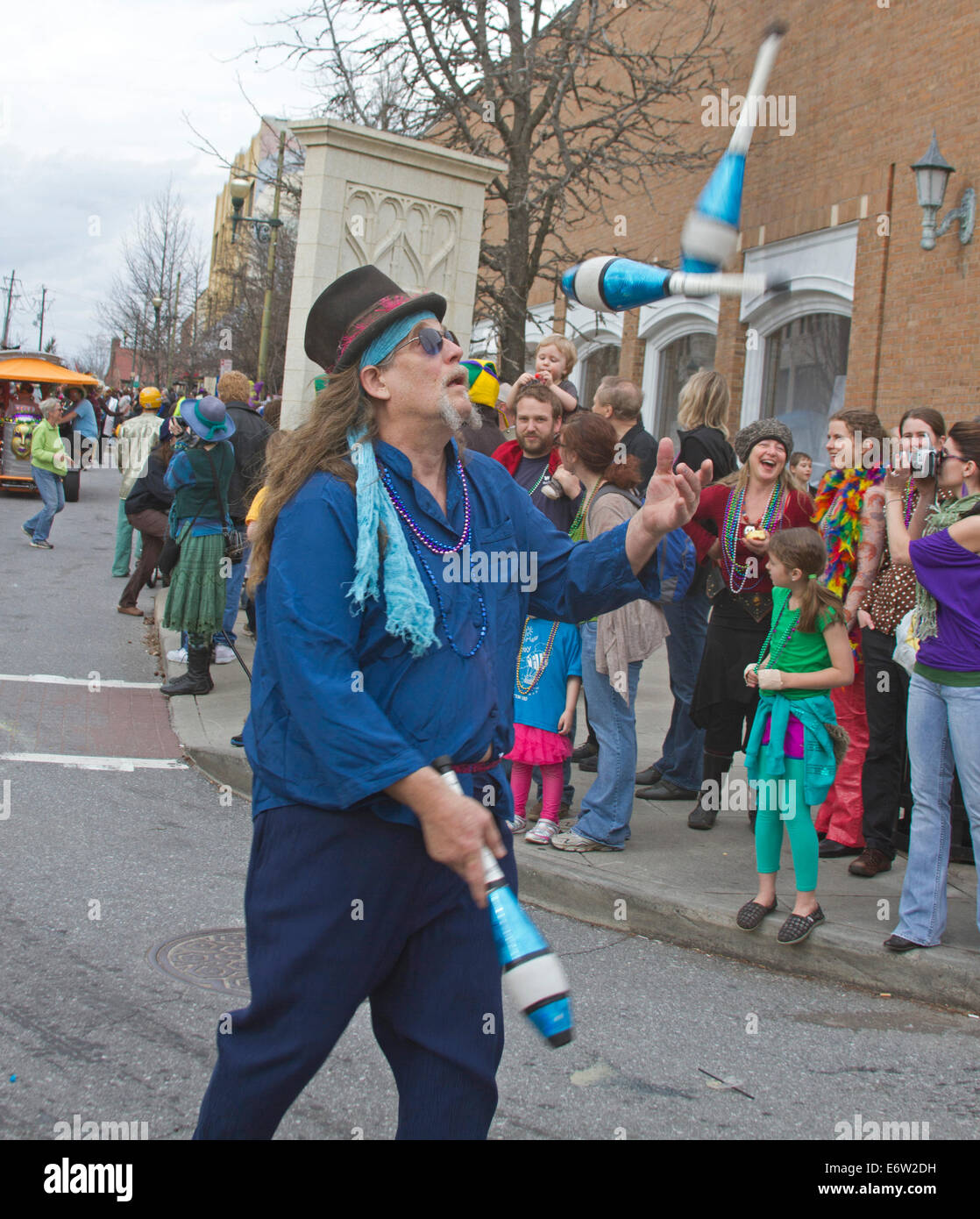 Asheville, North Carolina, USA - 2. März 2014: Jongleur jongliert Stifte in die Karneval Parade in der Innenstadt von Asheville Stockfoto