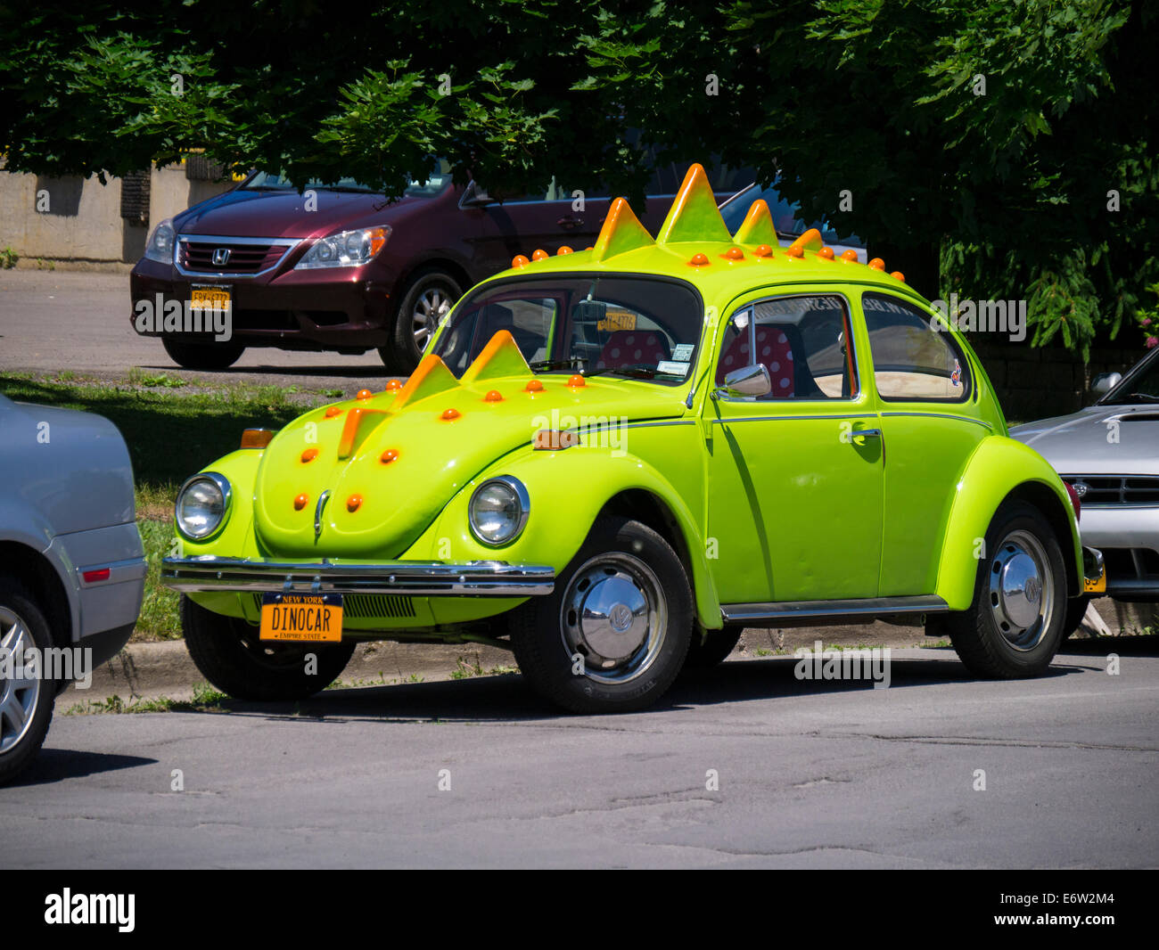VW-Käfer, die aussehen wie Dinosaurier modifiziert Stockfoto