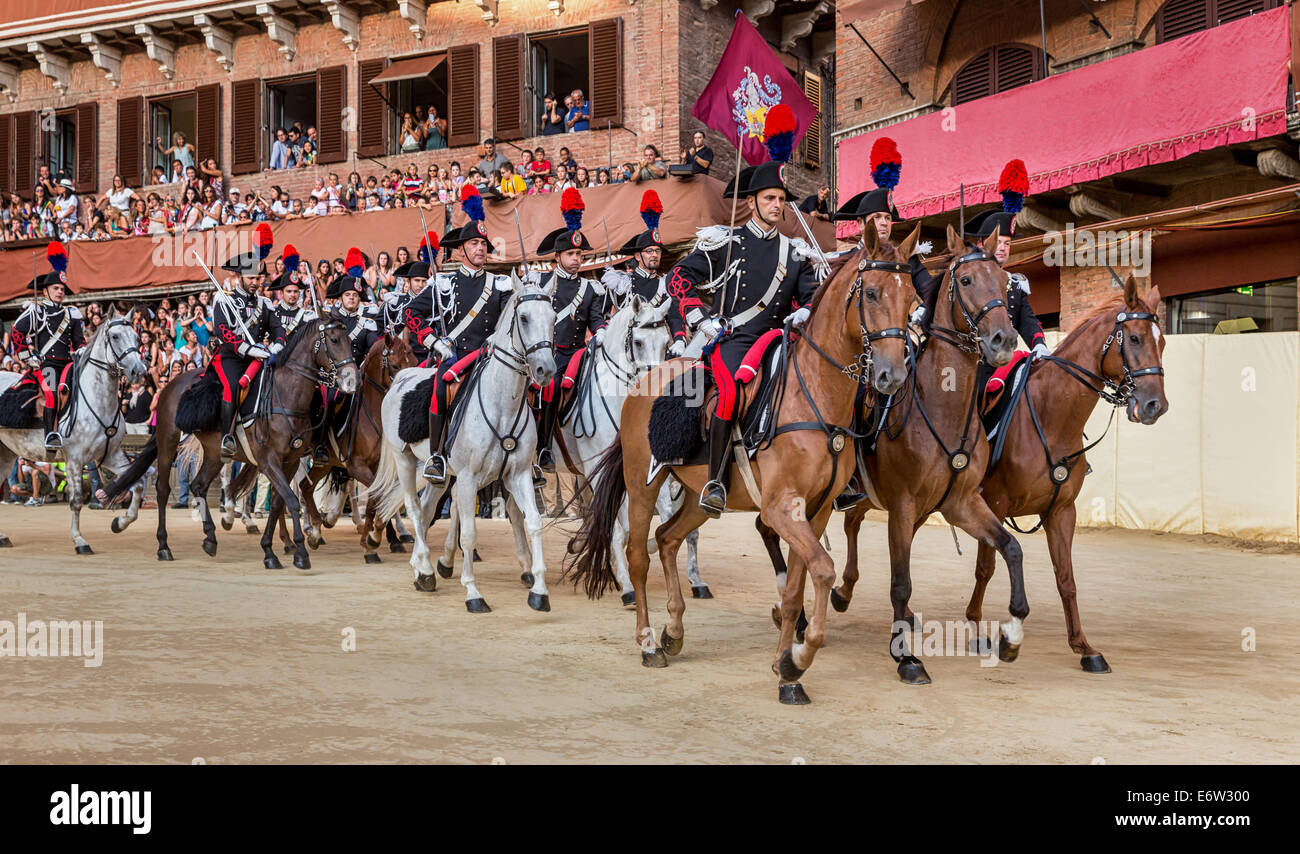 Kavallerie-Parade durch die Carabinieri, Palio di Siena, historischer Festzug, Siena, Toskana, Italien Stockfoto