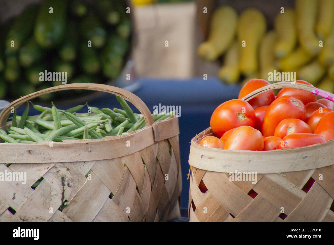 Bunte Ernte Gemüse, einschließlich Reifen, Bio grüne Bohnen, Tomaten, Kürbis und Zucchini, in Weidenkörben warten darauf, b Stockfoto