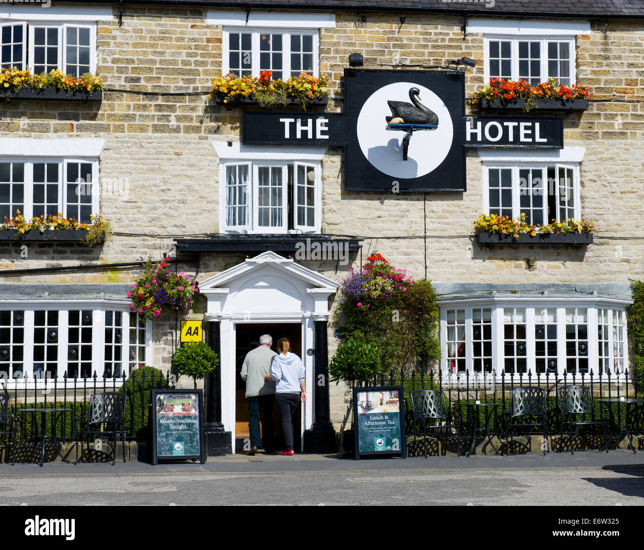 Mann und Frau zu Fuß in die Black Swan Hotel Helmsley, North Yorkshire, England UK Stockfoto