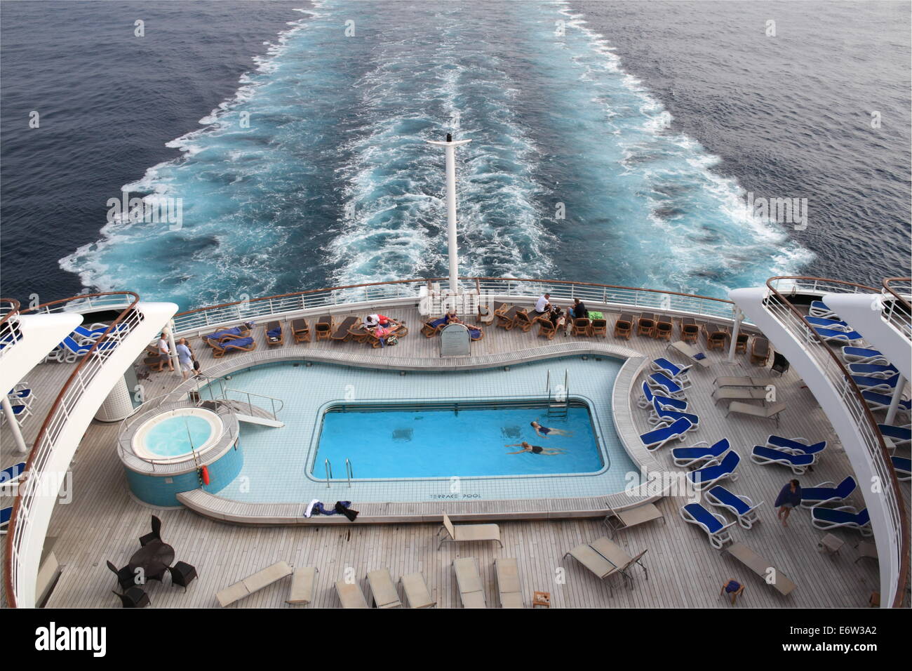 Terrasse Pool auf Deck, P&O Cruises Oriana, Norwegen 2014 Stockfoto