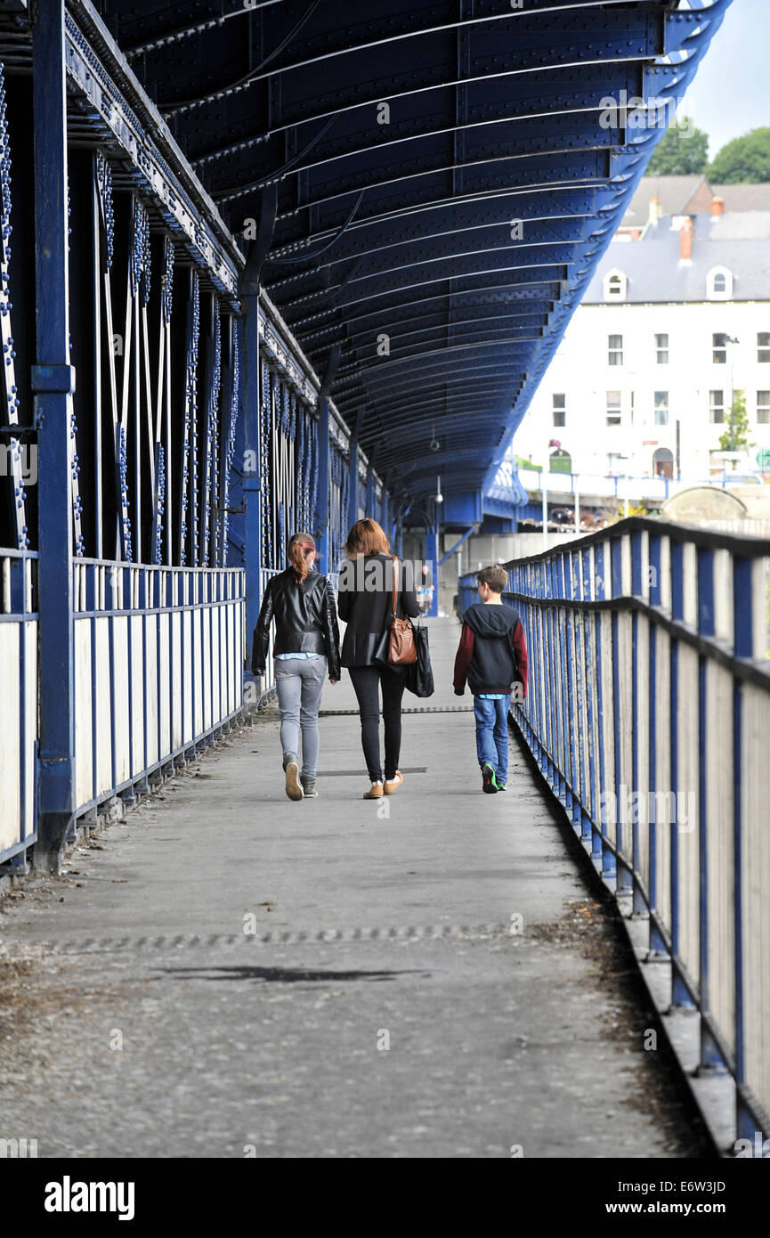 Frau und Kinder Craigavon Brücke Fußgängerzone unterwegs, Derry, Londonderry, Nordirland, Vereinigtes Königreich, Europa. Stockfoto