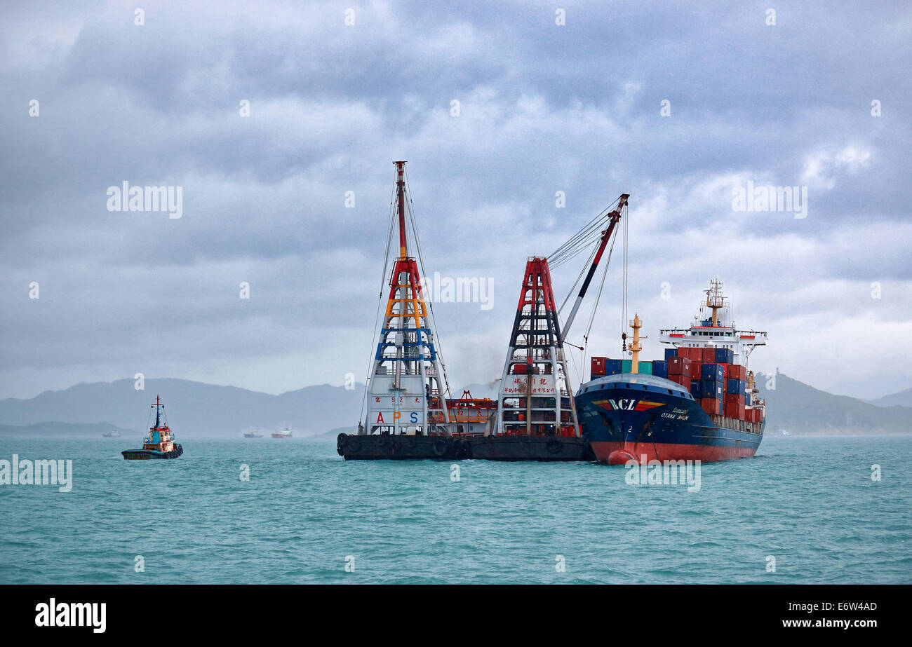 Containerschiff Otana Bhum (von Singapur) in Hongkong. Stockfoto