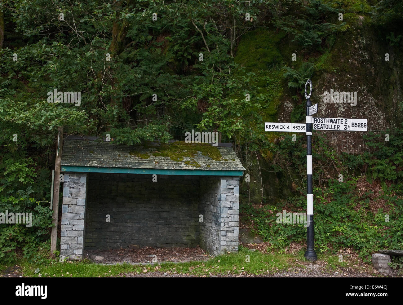 Alte Straße Zeichen und Bus Unterschlupf bei Grange in Borrowdale im englischen Lake District Stockfoto