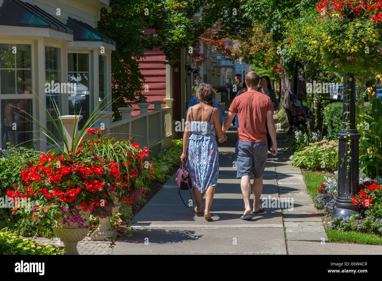 Paare, die halten die Hände im Dorf von Niagara auf dem See auf dem Niagara River in Ontario Kanada Stockfoto