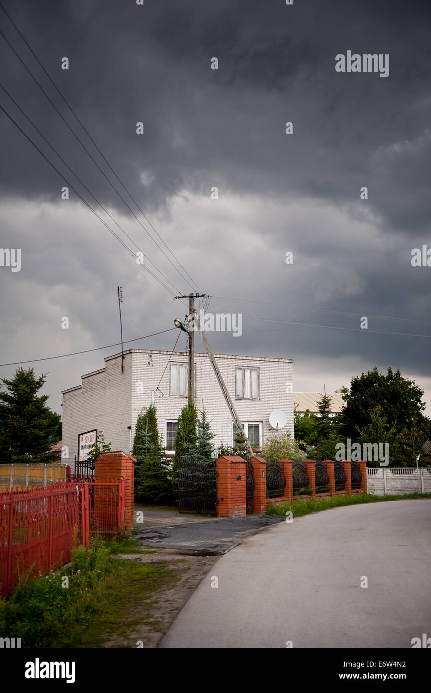 Dunklen düsteren Gewitterhimmel über Haus Stockfoto