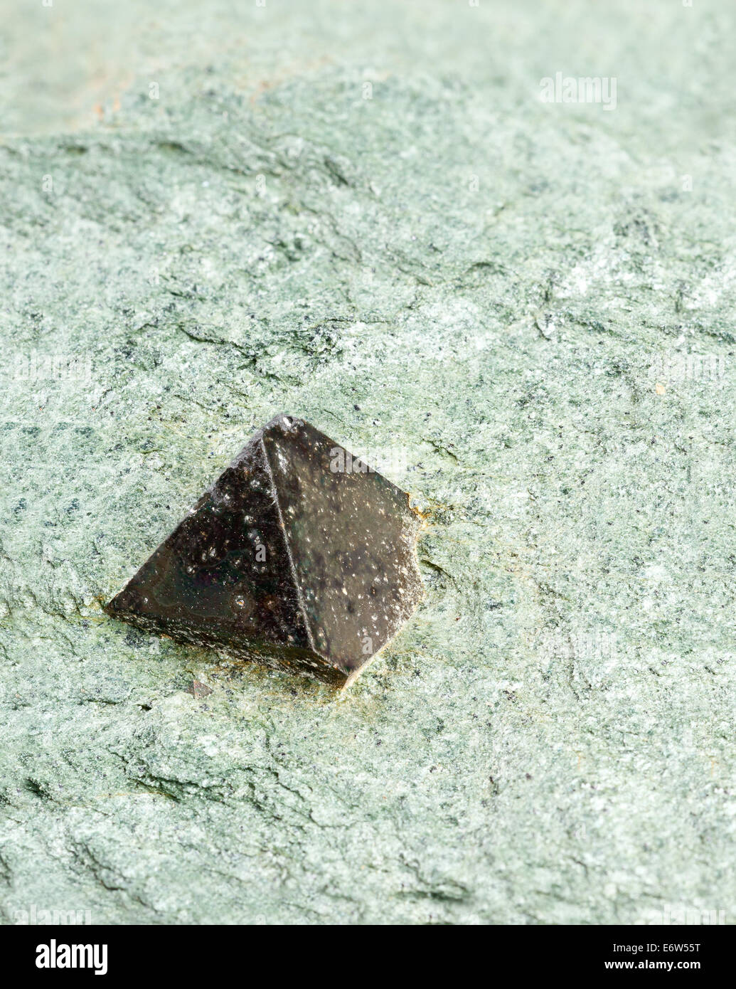 Magnetit (Fe3O4) Kristall auf Glimmer-Schiefer - Brasil Stockfoto