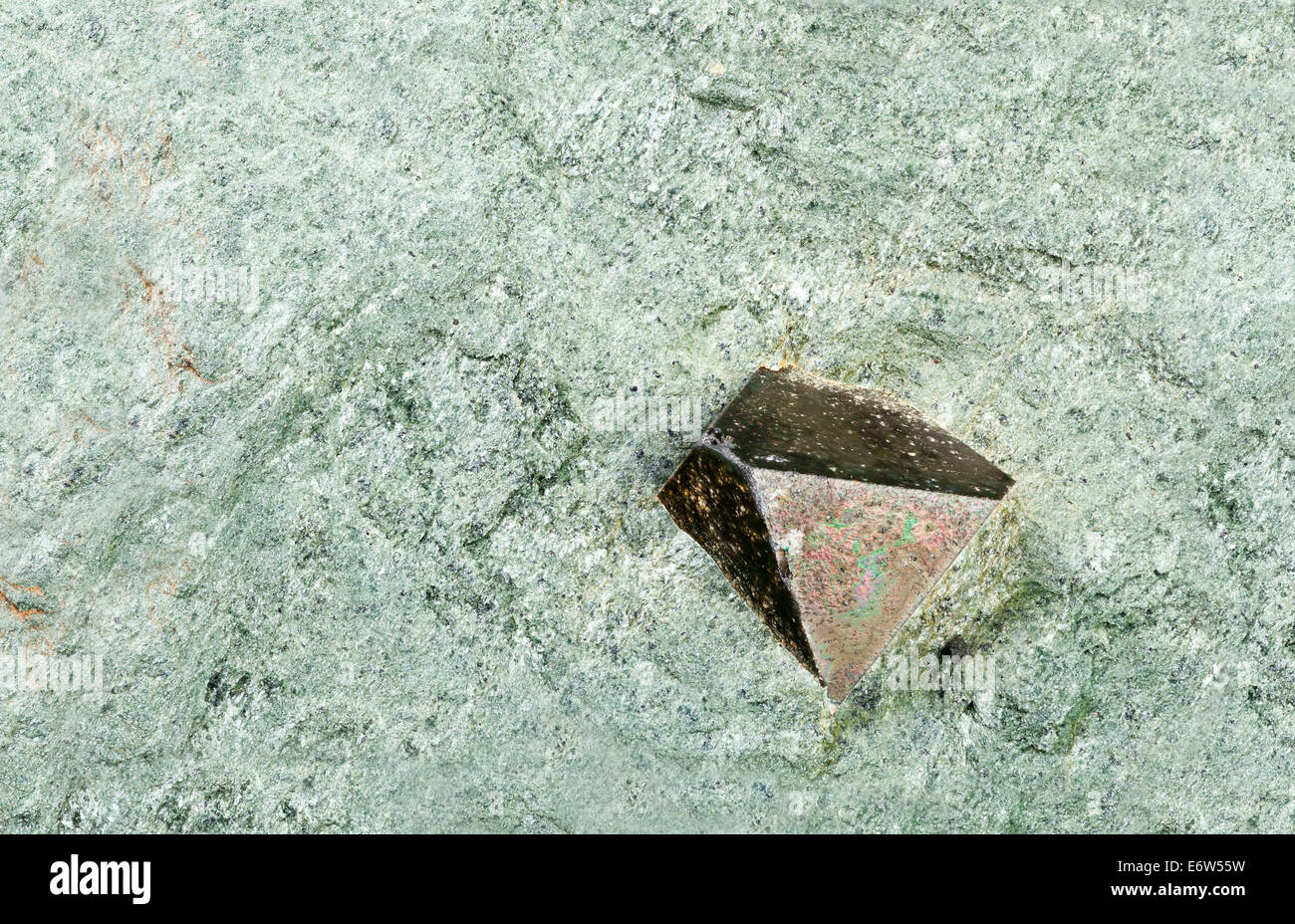 Magnetit (Fe3O4) Kristall auf Glimmer-Schiefer - Brasil Stockfoto