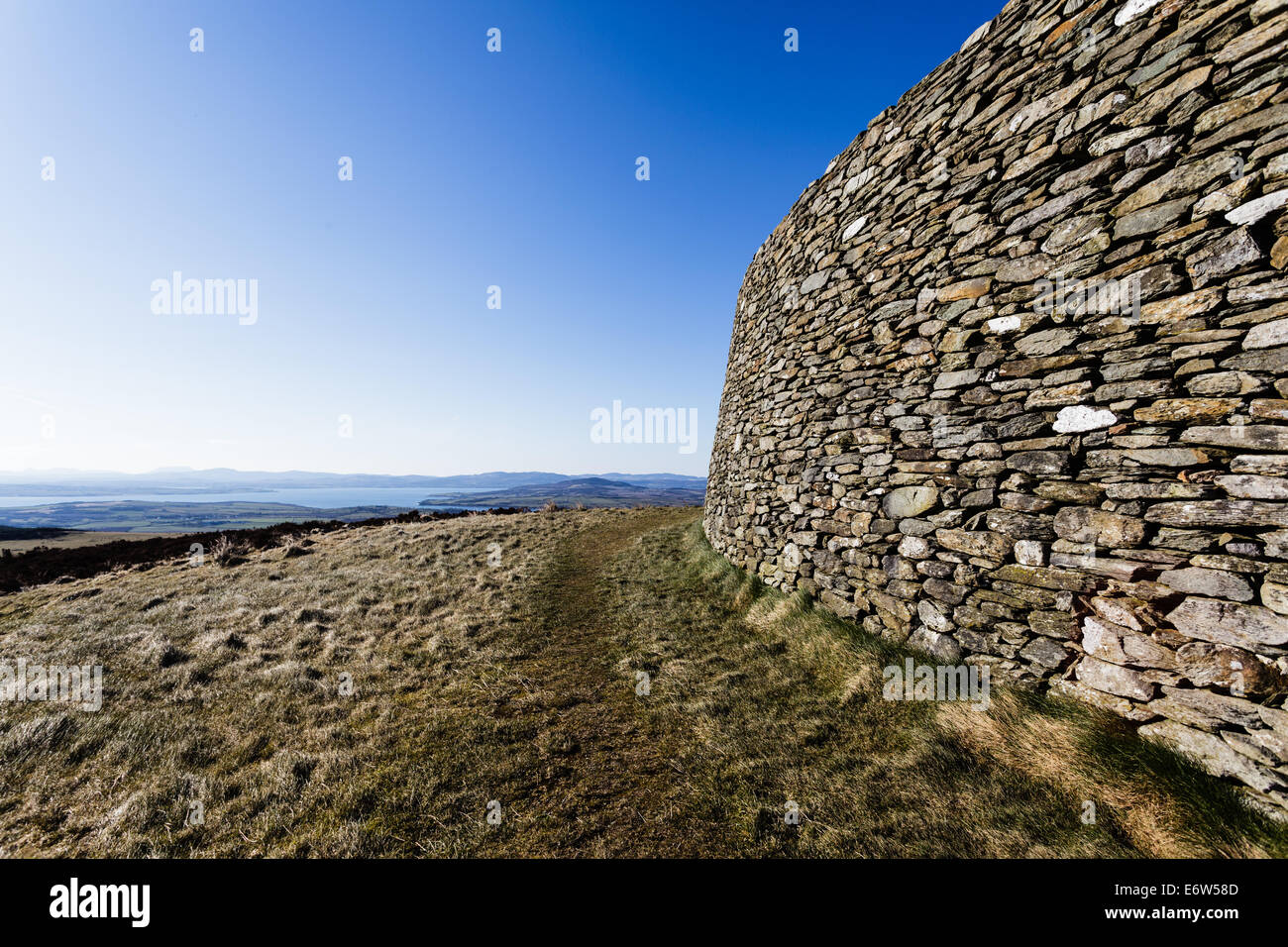 Grianan Aileach kreisförmige Festung heiligen Hügel Urmenschen Ansichten Lough Swilly Lough Foyle und County Donegal Derry Tyrone 2000AD Stockfoto