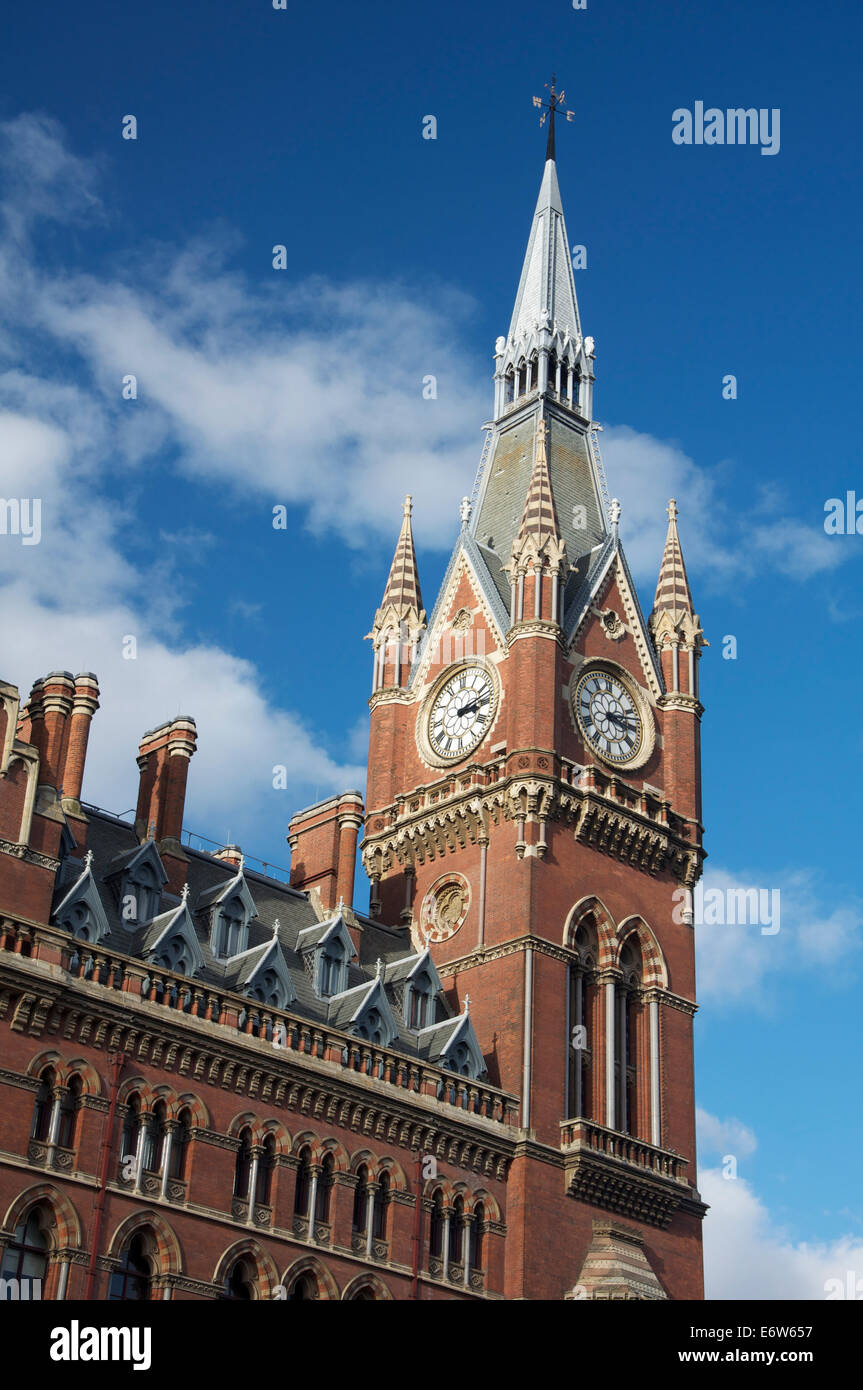 Architektur. Die grandiose viktorianische Uhr Turm von St Pancras Station in London. Entworfen von Sir George Gilbert Scott und Schloss im Jahr 1868. England Stockfoto