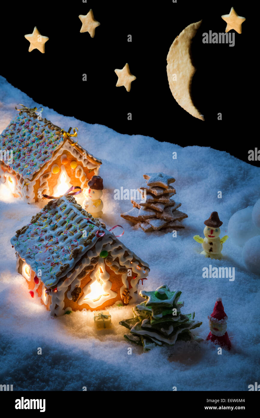 Gemütliche Lebkuchen Hütte im Schnee Stockfoto