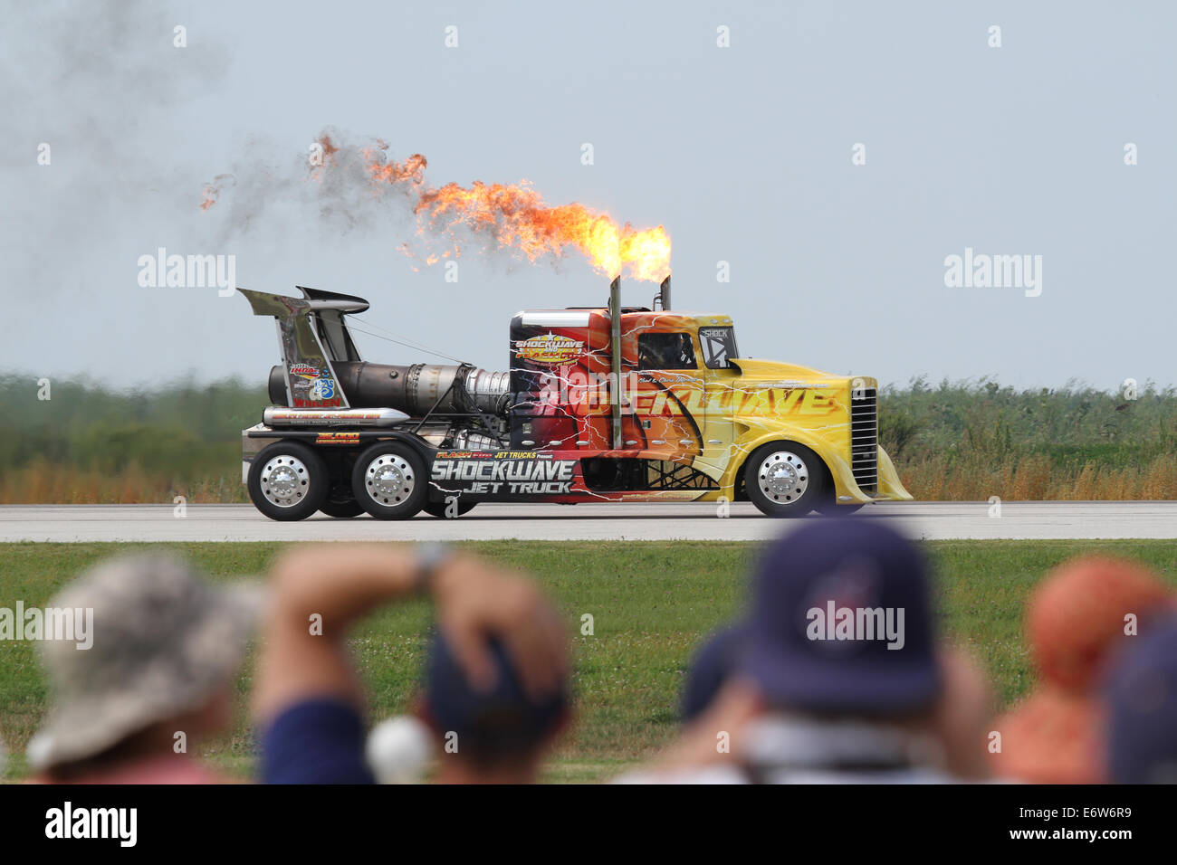 CLEVELAND, OHIO - 30 August: The Shockwave Jet powered Sattelschlepper, am 30. August 2014 in The Cleveland National Airshow Stockfoto CLEVELAND, OHIO - 30 August: The Shockwave Jet powered Sattelschlepper, am 30. August 2014 in The Cleveland National Airshow Stockfoto