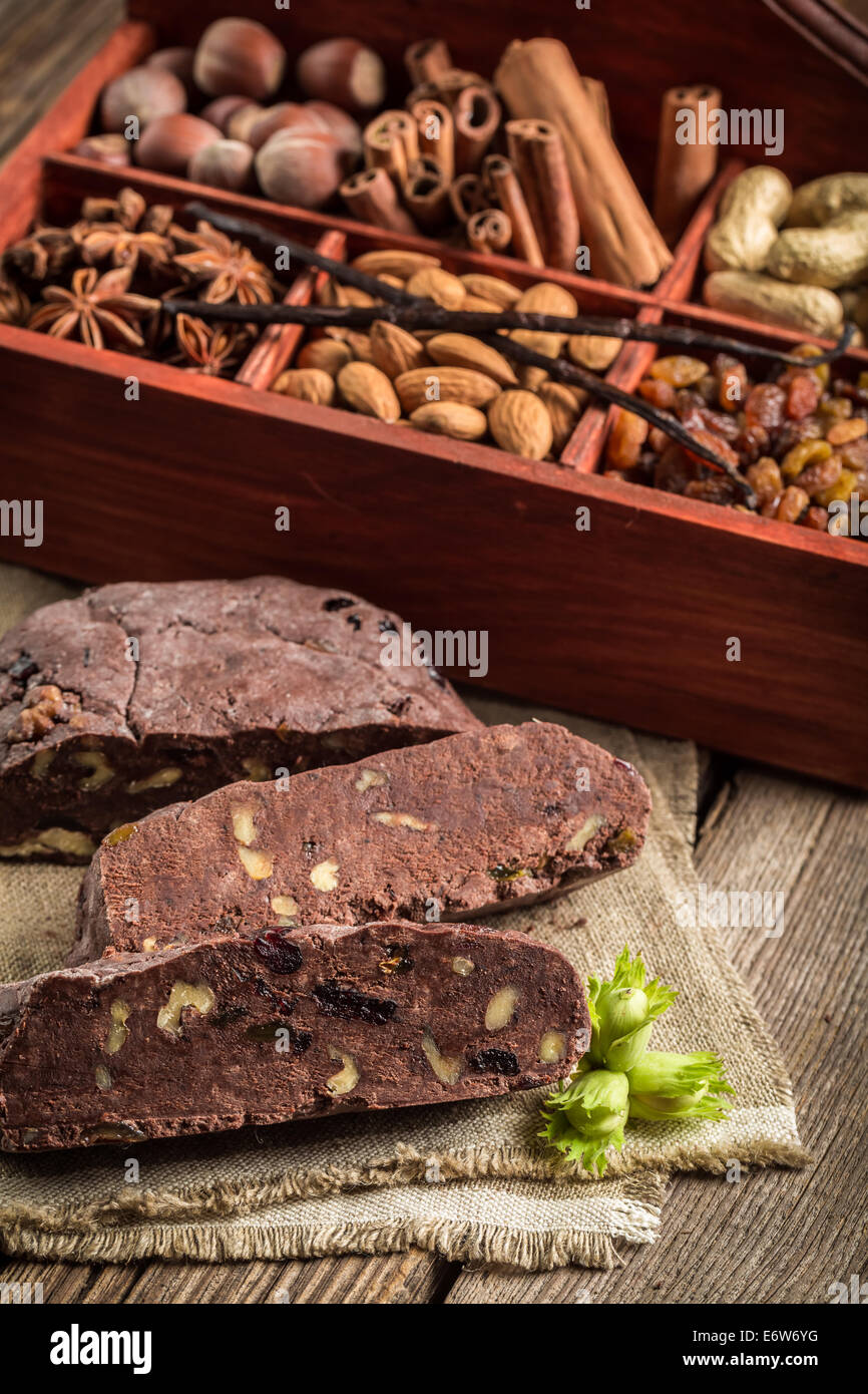 Hausgemachte dunkle Schokolade mit Nüssen Stockfoto