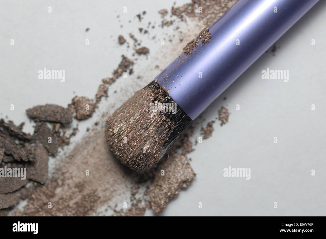 Make-up Pinsel mit Lidschatten-Puder Stockfoto